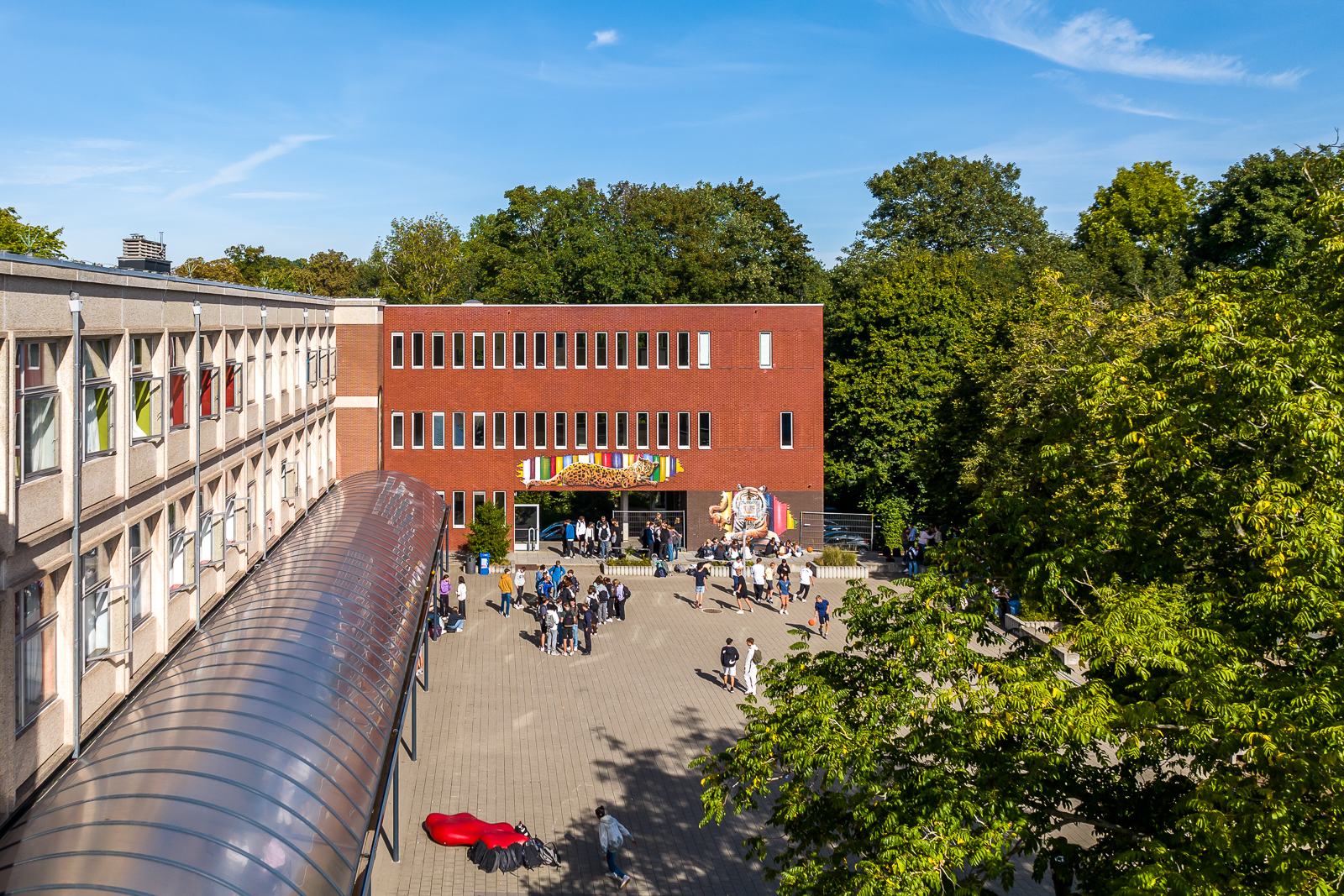 vooraanzicht op het gebouw met speelplaats vooraanzicht op het gebouw met speelplaats